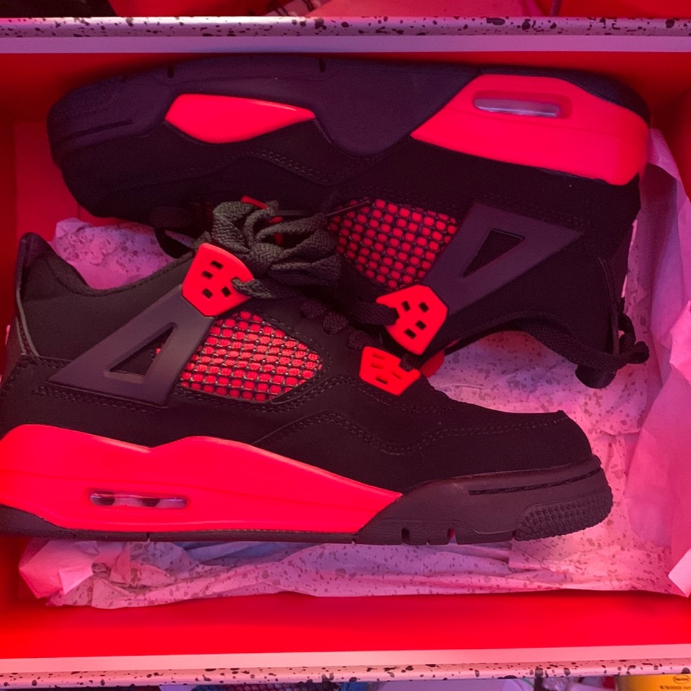 I’m selling these Jordan 4s size 6.5 in womens